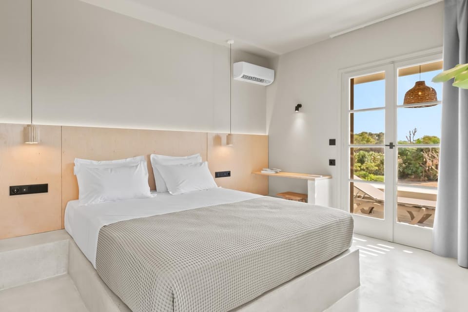 Bed, Photo of the whole room, Bedroom, air conditioner