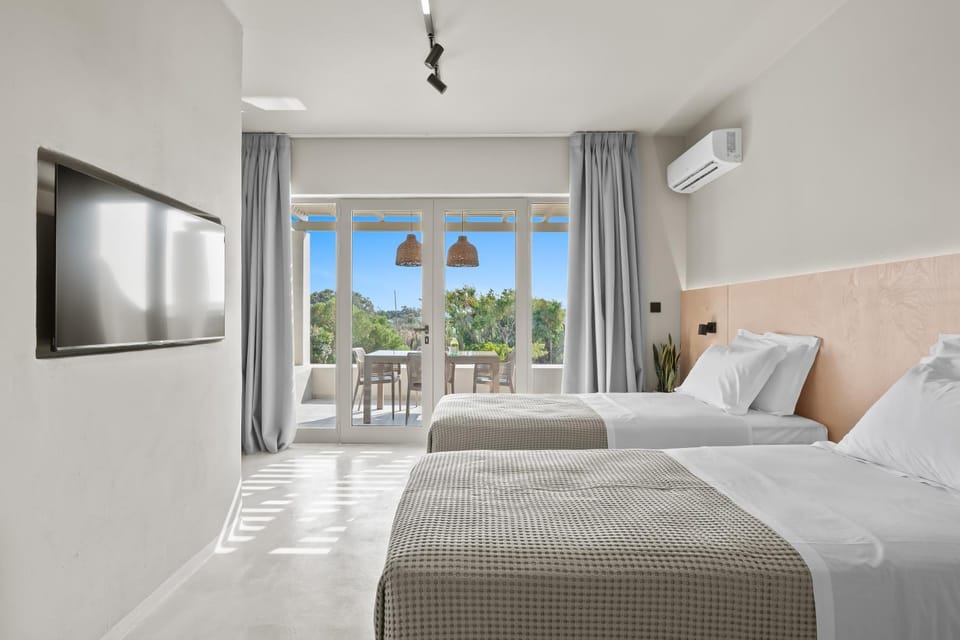 Bed, TV and multimedia, Bedroom