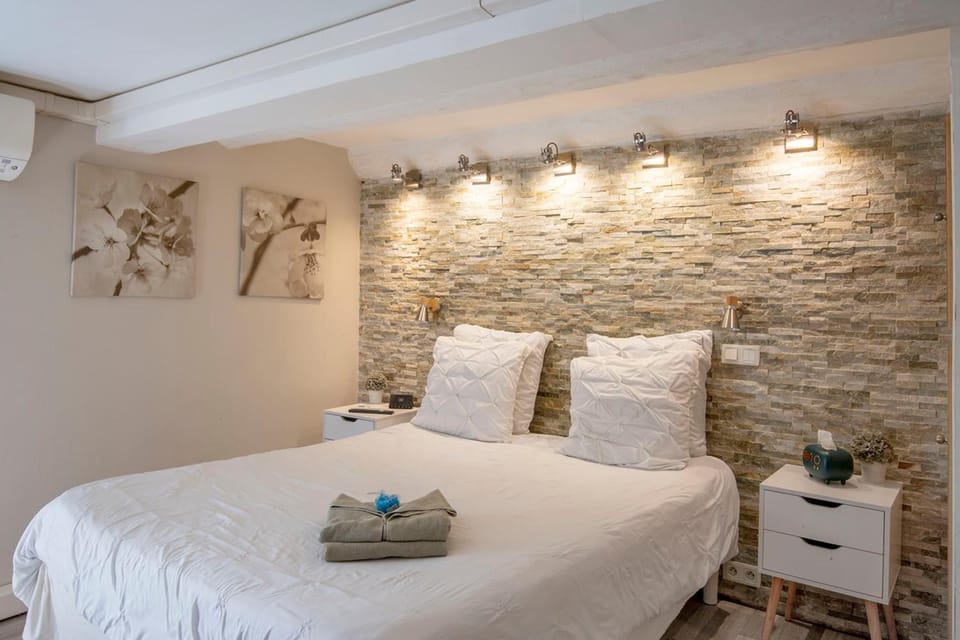 Bright room with AC Close to Old Port & Panier Apartment in Marseille