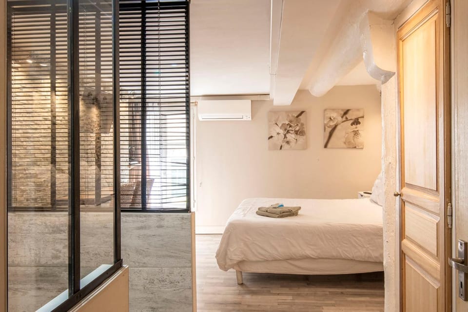 Bright room with AC Close to Old Port & Panier Apartment in Marseille