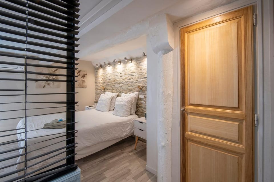 Bright room with AC Close to Old Port & Panier Apartment in Marseille
