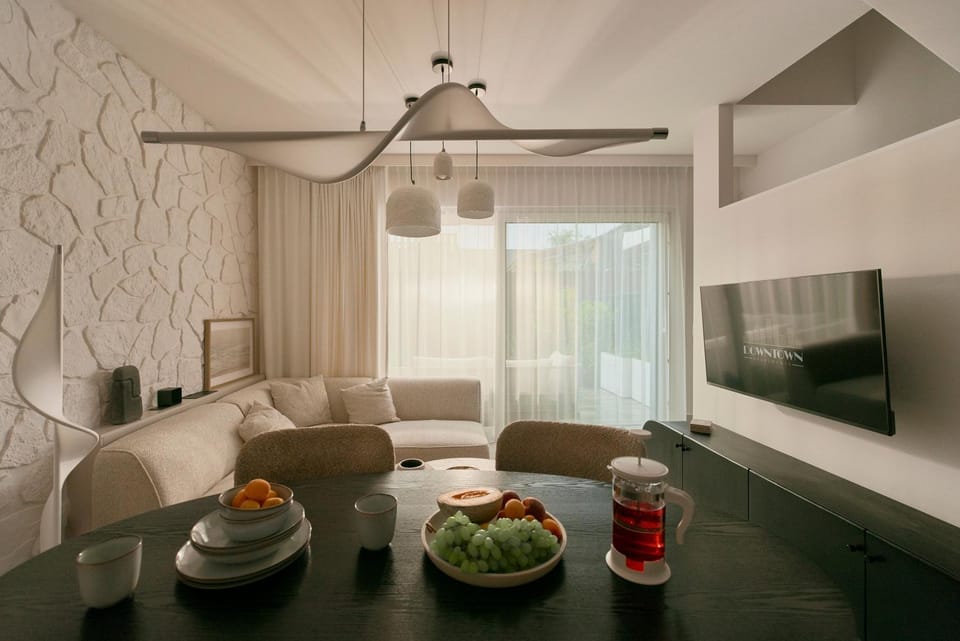 TV and multimedia, Living room, Food and drinks, Seating area, Dining area, Food