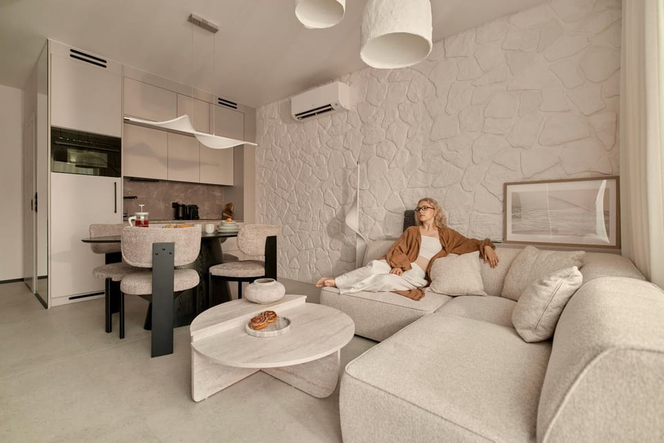 Bed, People, TV and multimedia, Photo of the whole room, Seating area, Dining area, Bedroom, group of guests, air conditioner