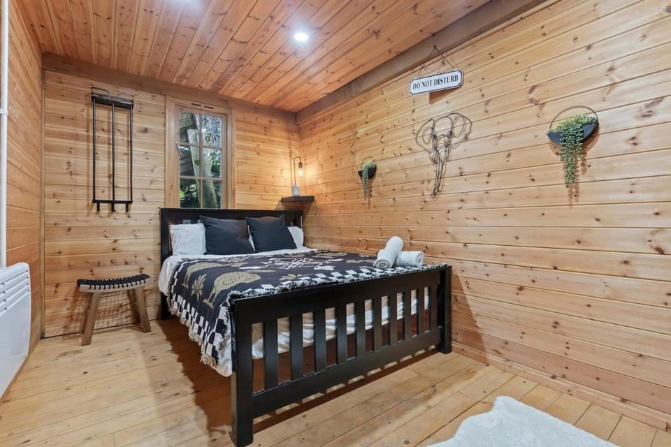 Harvington Manor 6 Bedrooms, Hot Tub Spa House in Wyre Forest District