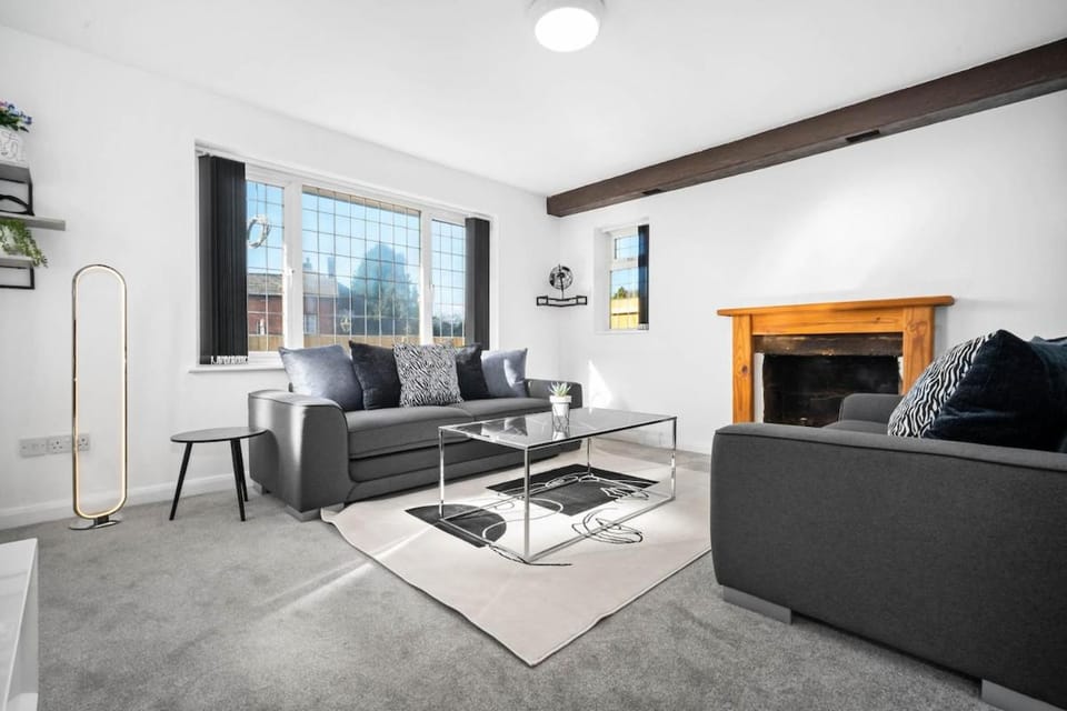 Harvington Manor 6 Bedrooms, Hot Tub Spa House in Wyre Forest District