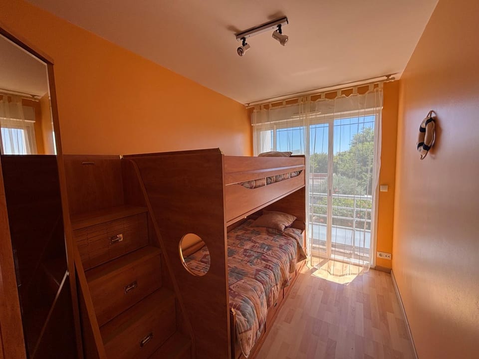 Bedroom, bunk bed