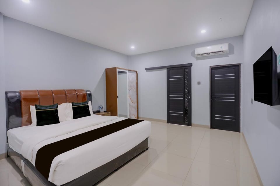TV and multimedia, Photo of the whole room, Bedroom, wardrobe, air conditioner