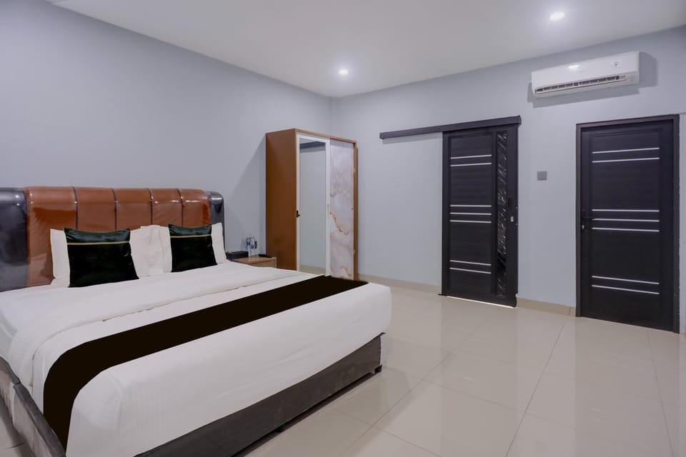 Photo of the whole room, Bedroom, wardrobe, air conditioner