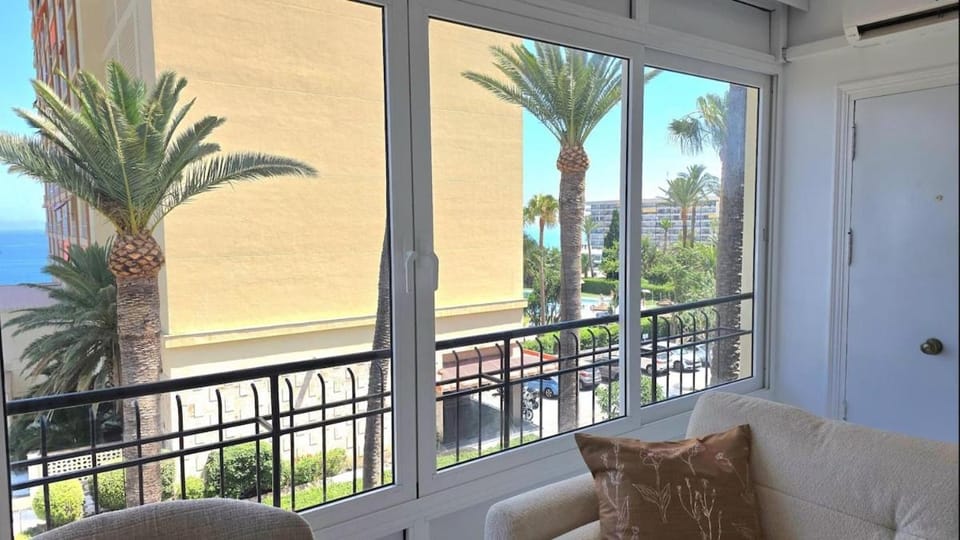 La Roca Calle Brasil 2 bed apartment with sea views Short walk to the beach and Nogalera by NAMASTE ELITE Apartment in Torremolinos