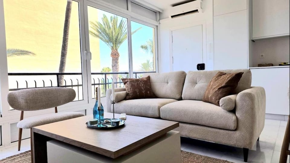La Roca Calle Brasil 2 bed apartment with sea views Short walk to the beach and Nogalera by NAMASTE ELITE Apartment in Torremolinos