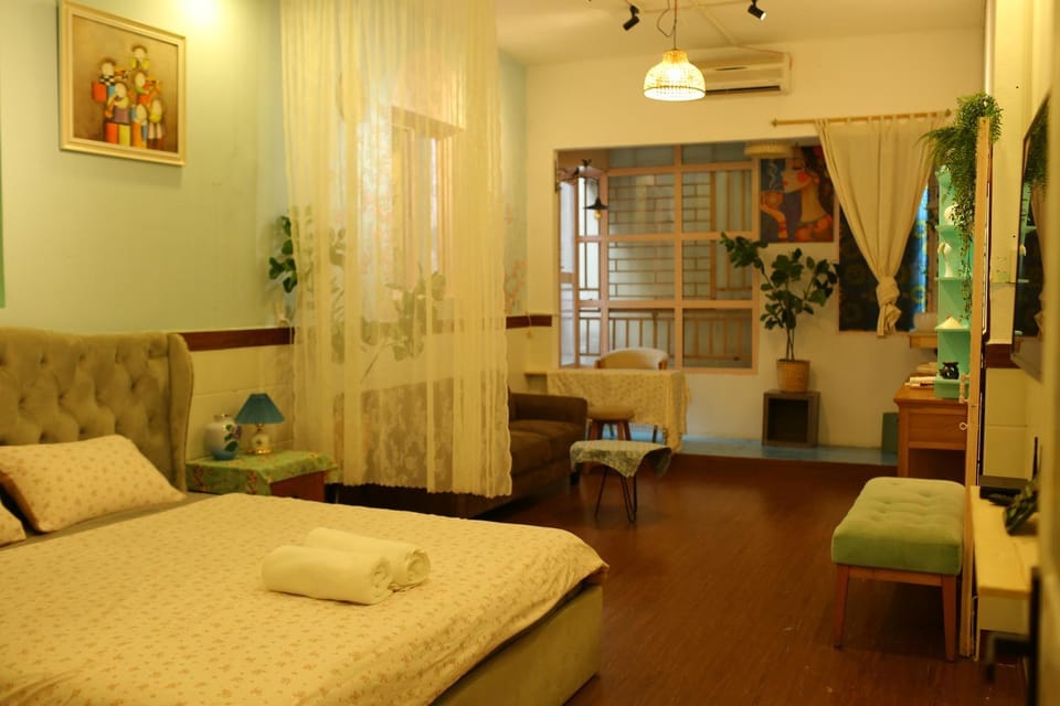 Living room, Seating area, air conditioner