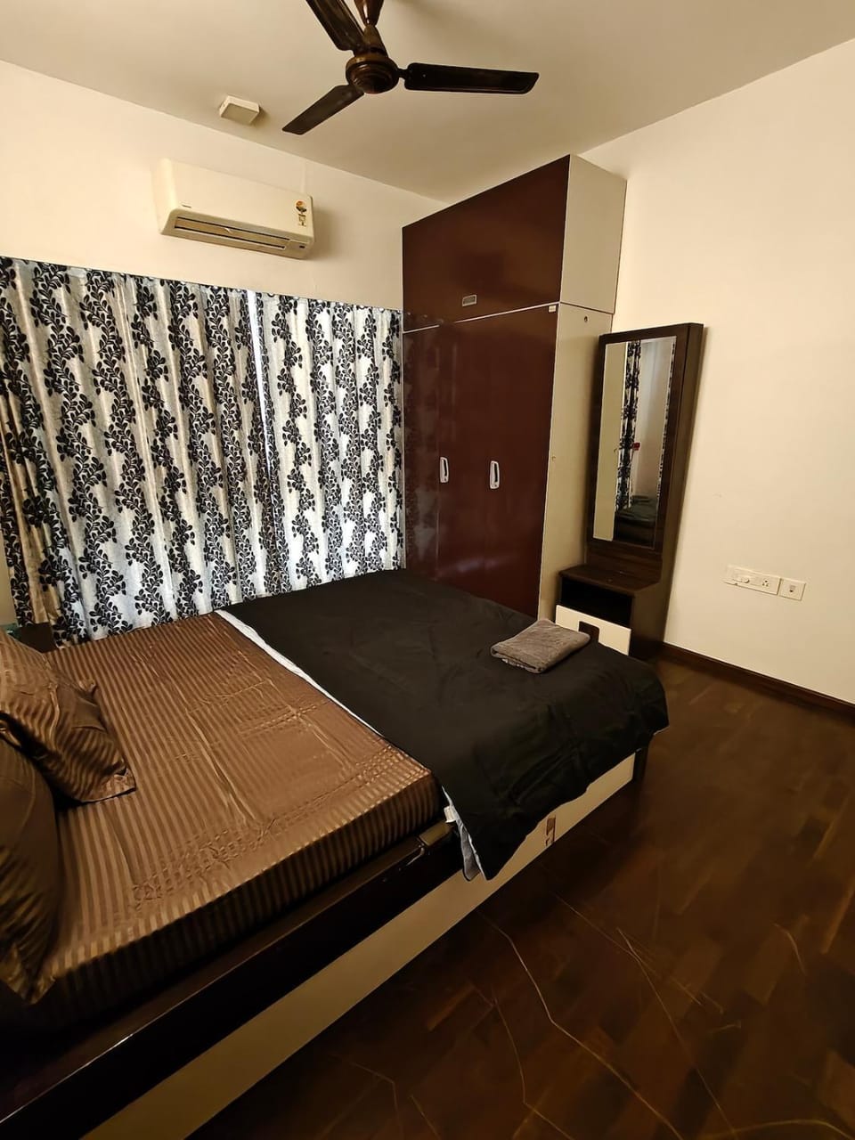 The Crest Bkc Apartment in Mumbai