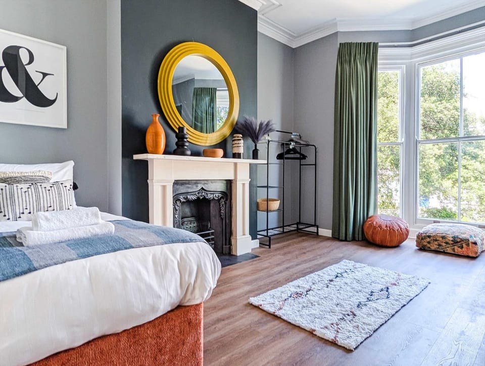 Bed, Seating area, Bedroom