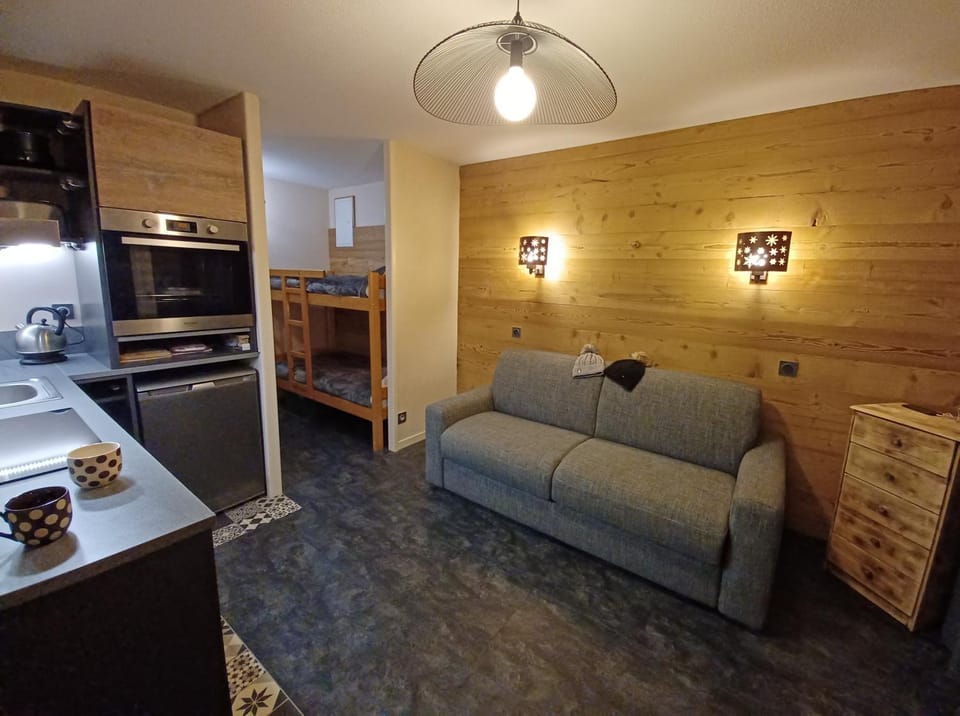 Living room, Dining area, stove