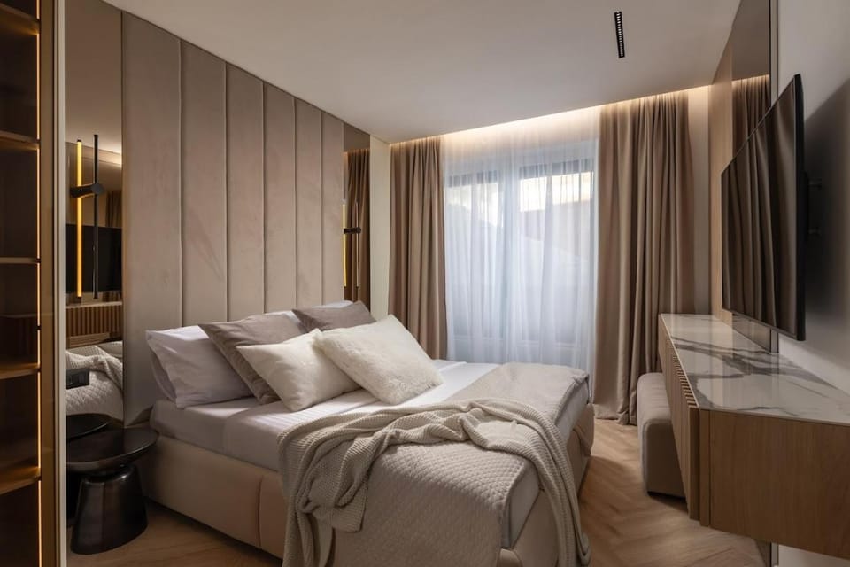 Bed, TV and multimedia, Bedroom