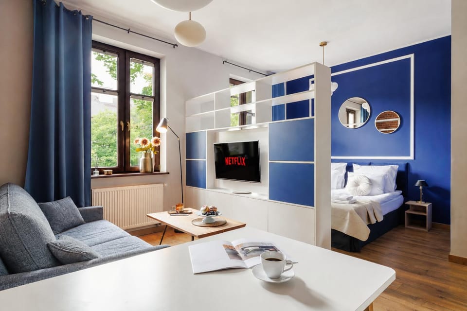 Bed, TV and multimedia, Living room, Photo of the whole room, Seating area, Bedroom