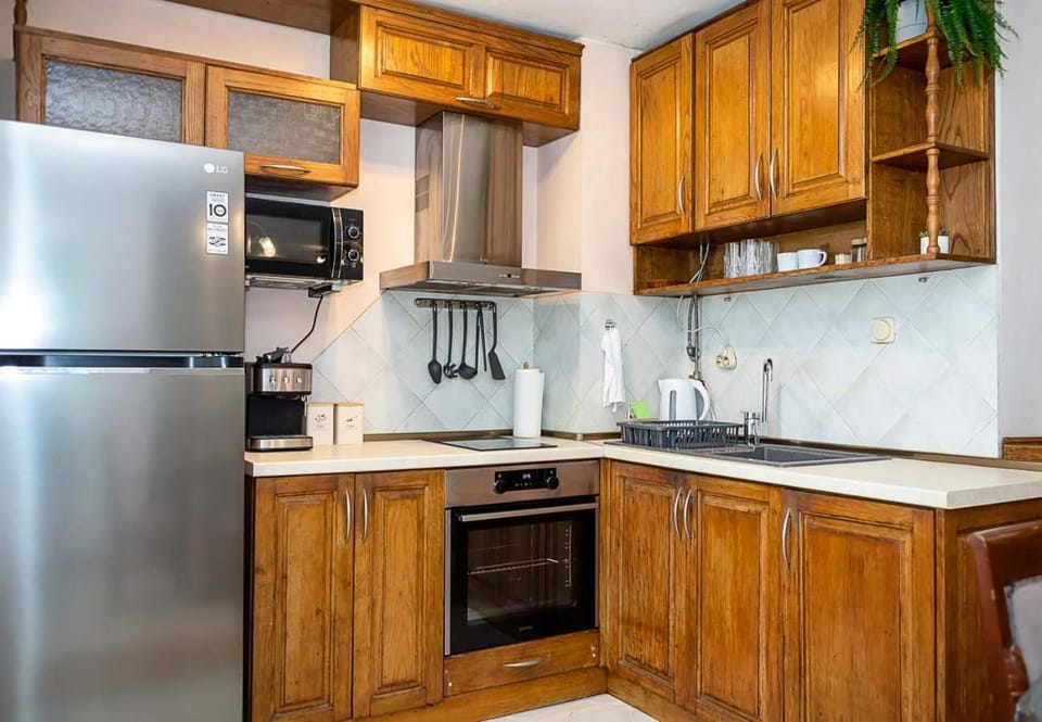 Coffee/tea facilities, Kitchen or kitchenette, oven, stove