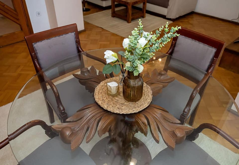 Seating area, Dining area