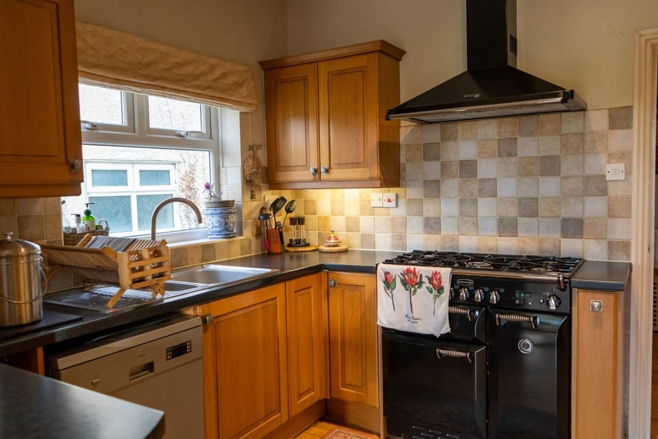 Garden Retreat with Views & Parking House in Borough of Waverley