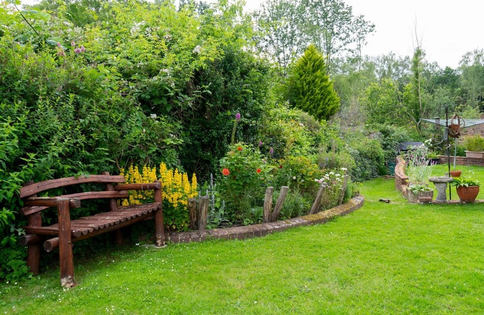 Garden Retreat with Views & Parking House in Borough of Waverley