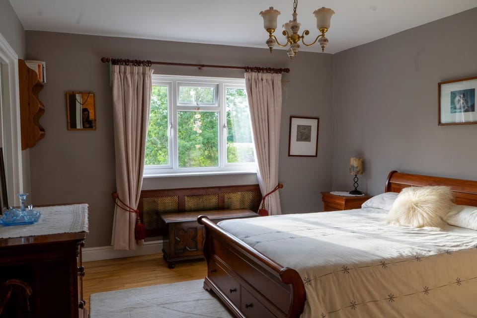 Garden Retreat with Views & Parking House in Borough of Waverley