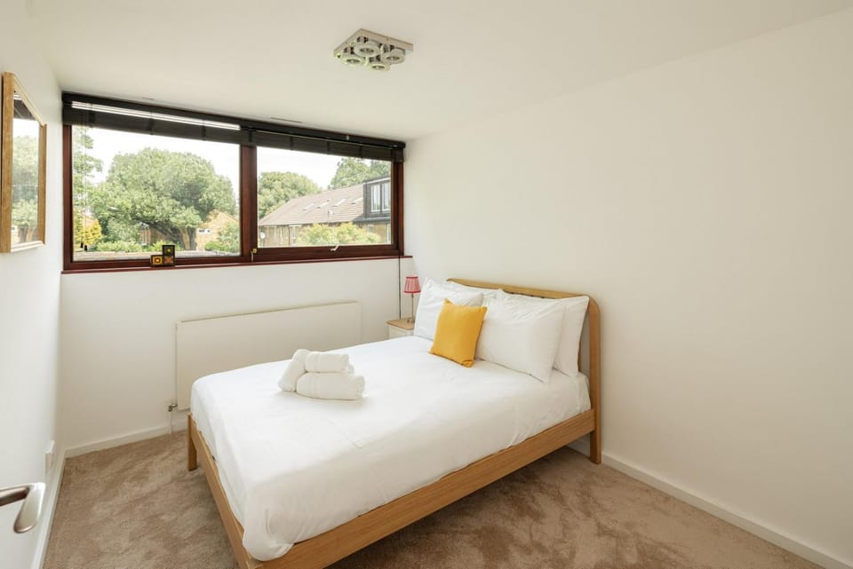 Stylish Wimbledon Home with Garden Study House in London
