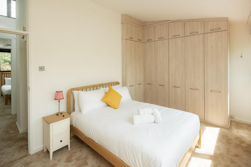 Stylish Wimbledon Home with Garden Study House in London