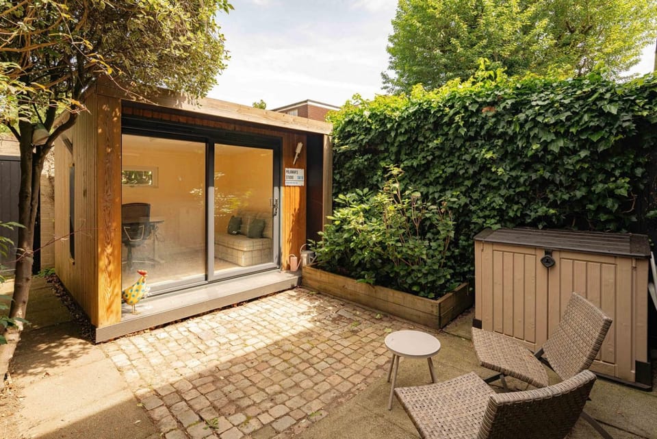 Stylish Wimbledon Home with Garden Study House in London