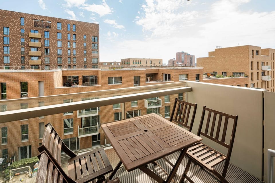 Modern Flat with Balcony near Hackney Wick Apartment in London