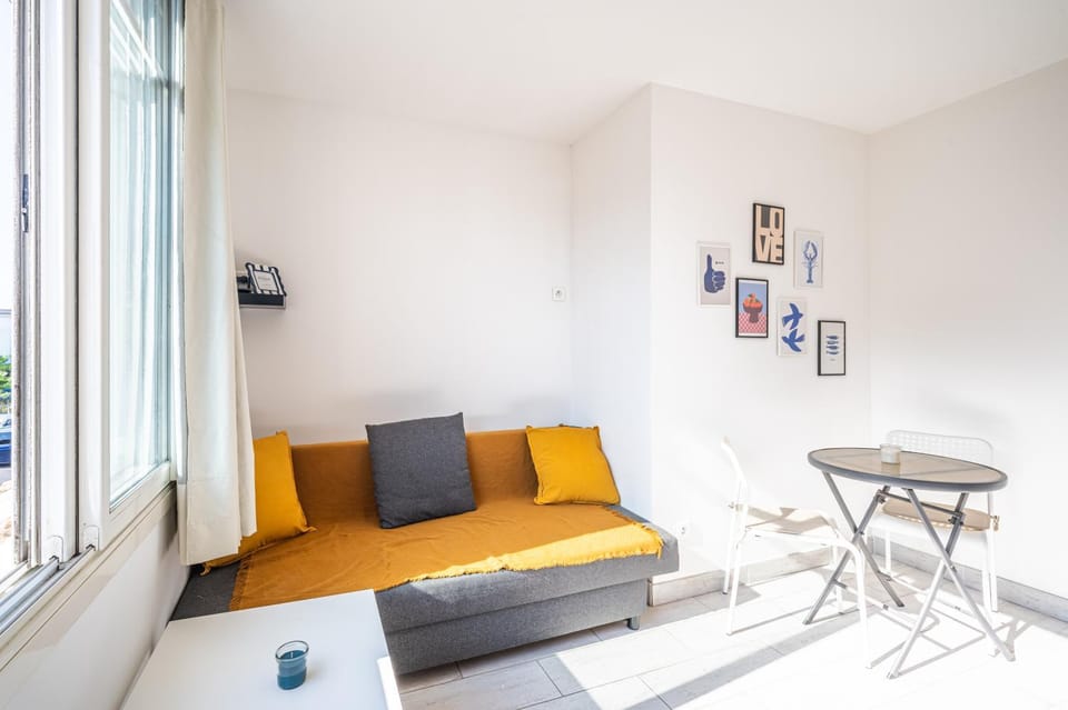 Bed, Living room