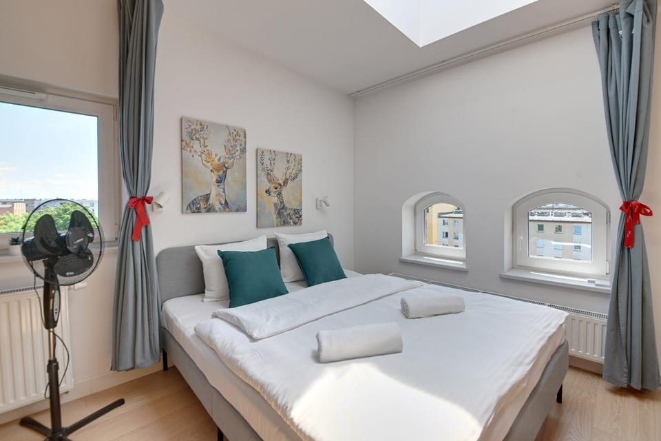 Bed, Photo of the whole room, Seating area