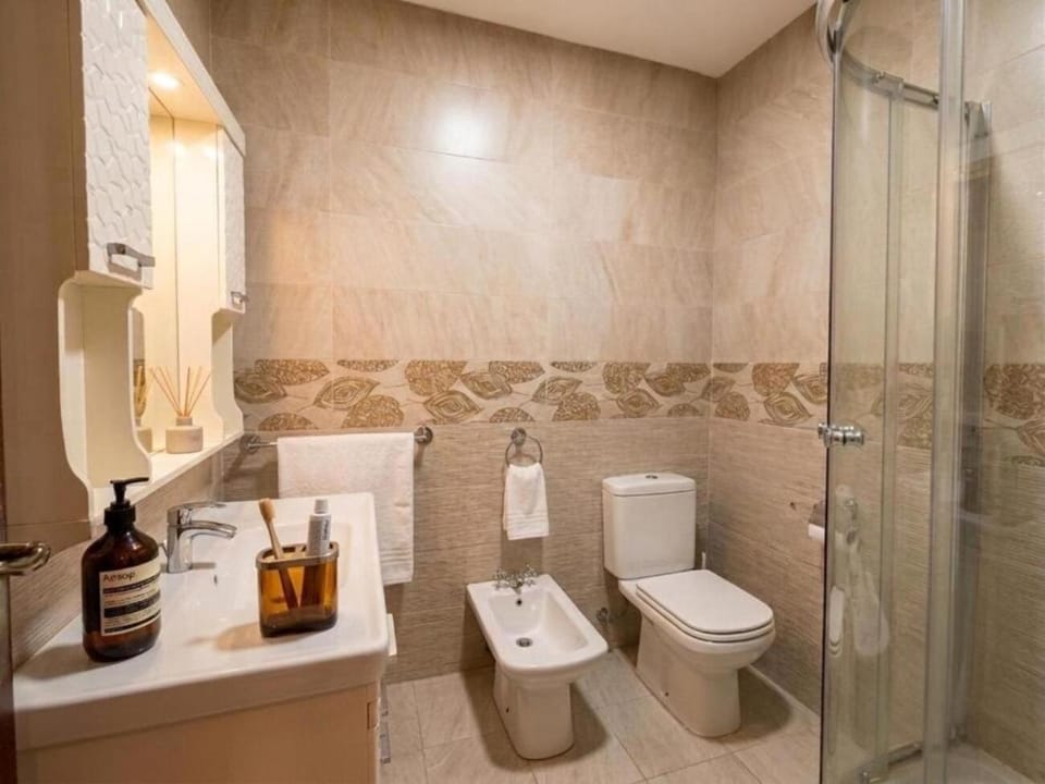 Shower, Toilet, Bathroom, bidet, towels