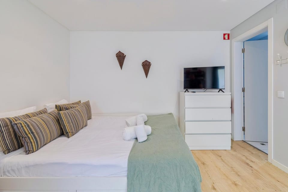 Bed, TV and multimedia, Bedroom