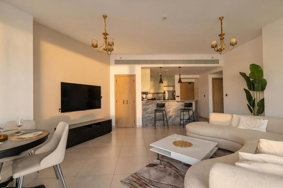 Luxury Golf Escape with 2 King Beds and Balcony Apartment in Dubai