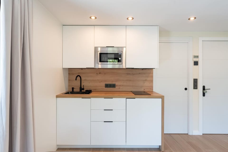Coffee/tea facilities, Kitchen or kitchenette, microwave, stove