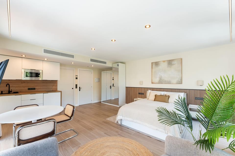 Bed, TV and multimedia, Photo of the whole room, Bedroom