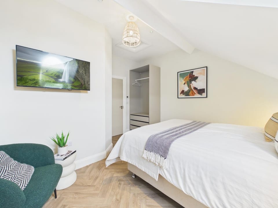Photo of the whole room, Bedroom