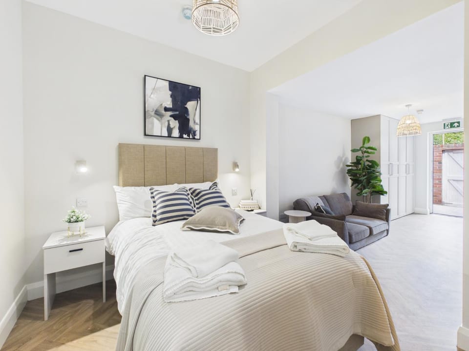 Bed, Photo of the whole room, Seating area, Bedroom