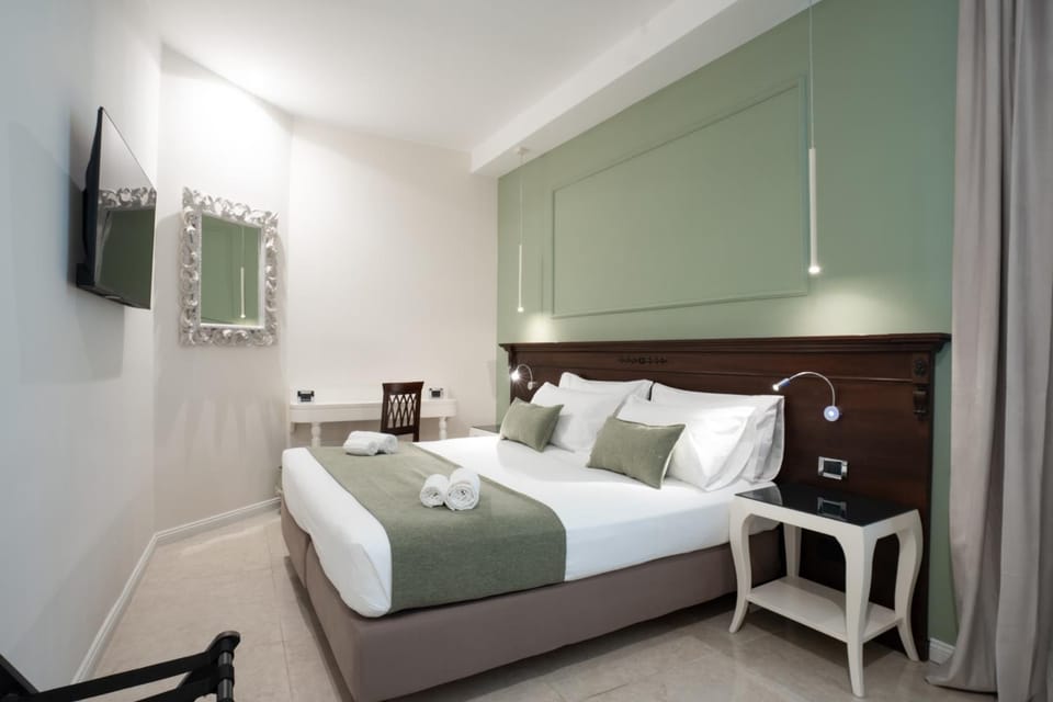 Bed, TV and multimedia, Photo of the whole room, Bedroom, towels