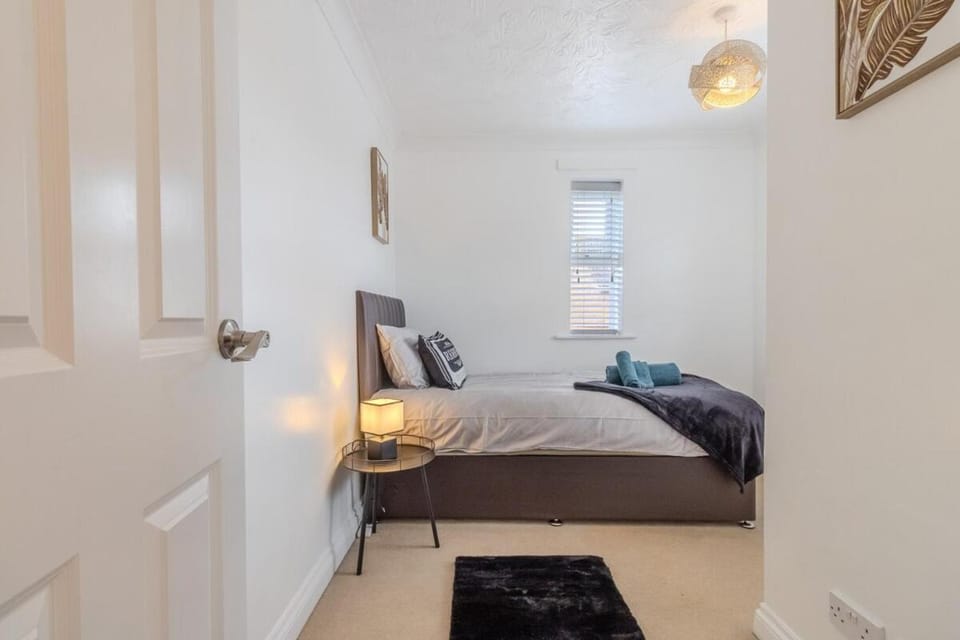 Prime 4-Bed Spacious Home Parking & WiFi House in Bedford