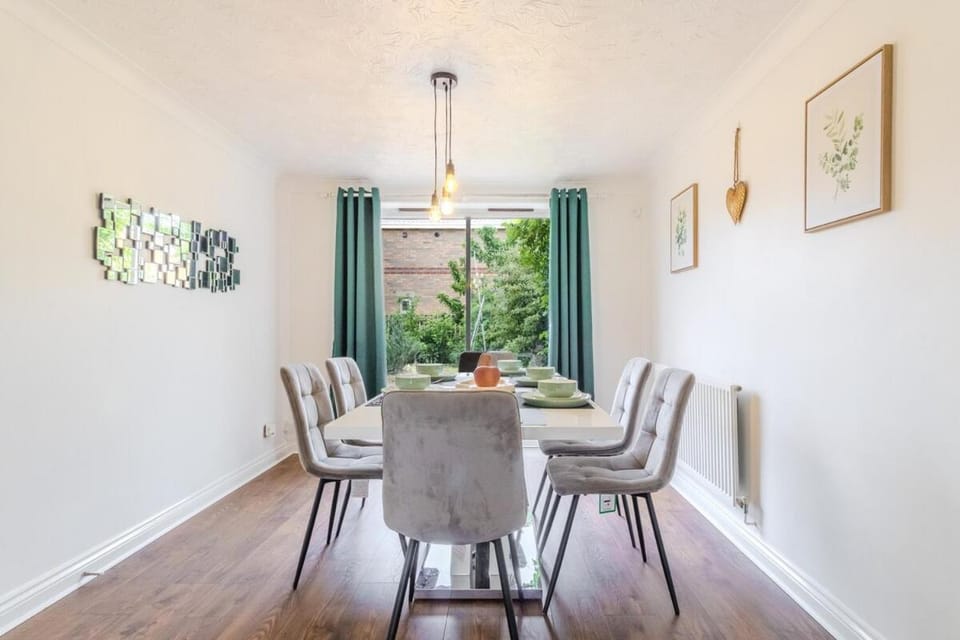 Prime 4-Bed Spacious Home Parking & WiFi House in Bedford