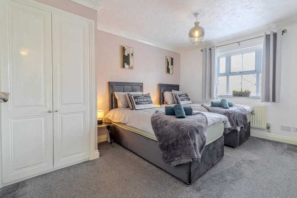 Prime 4-Bed Spacious Home Parking & WiFi House in Bedford