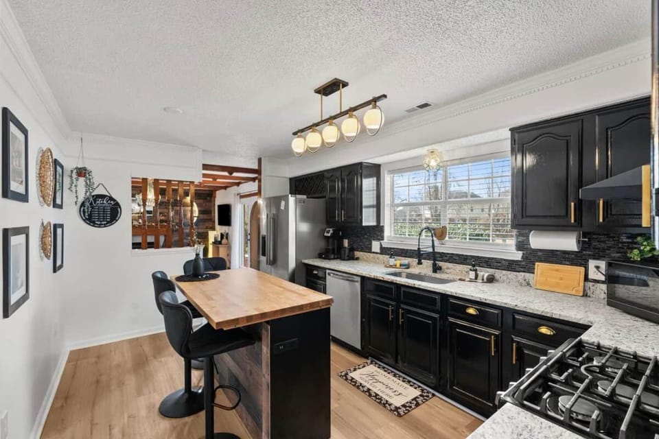 Oasis 5BR Farmhouse Retreat House in Madison
