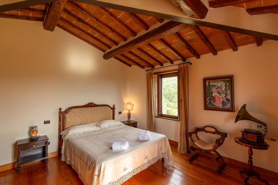 Bed, Photo of the whole room, Bedroom, heating, towels