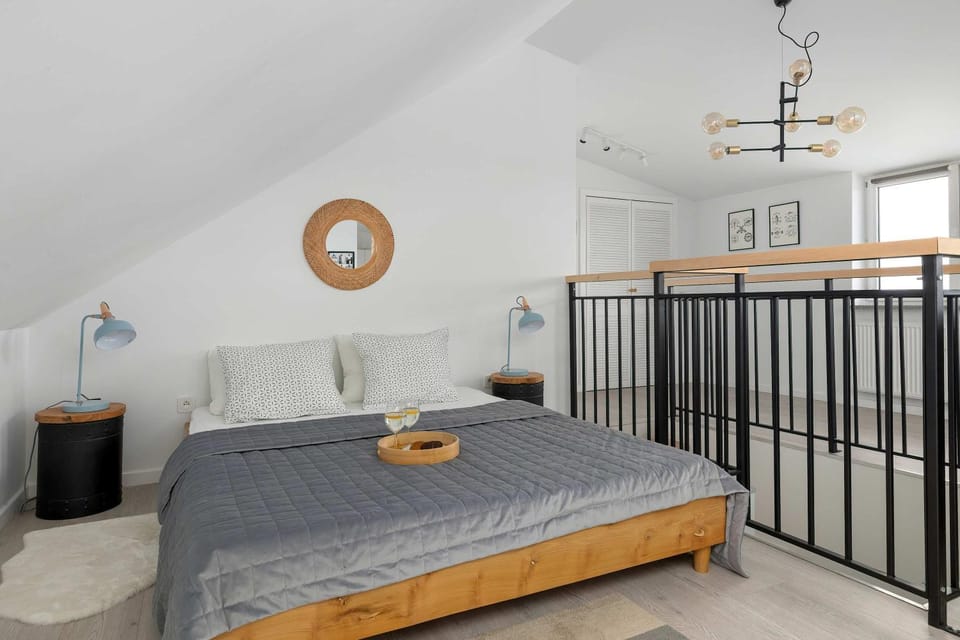 Bed, Seating area