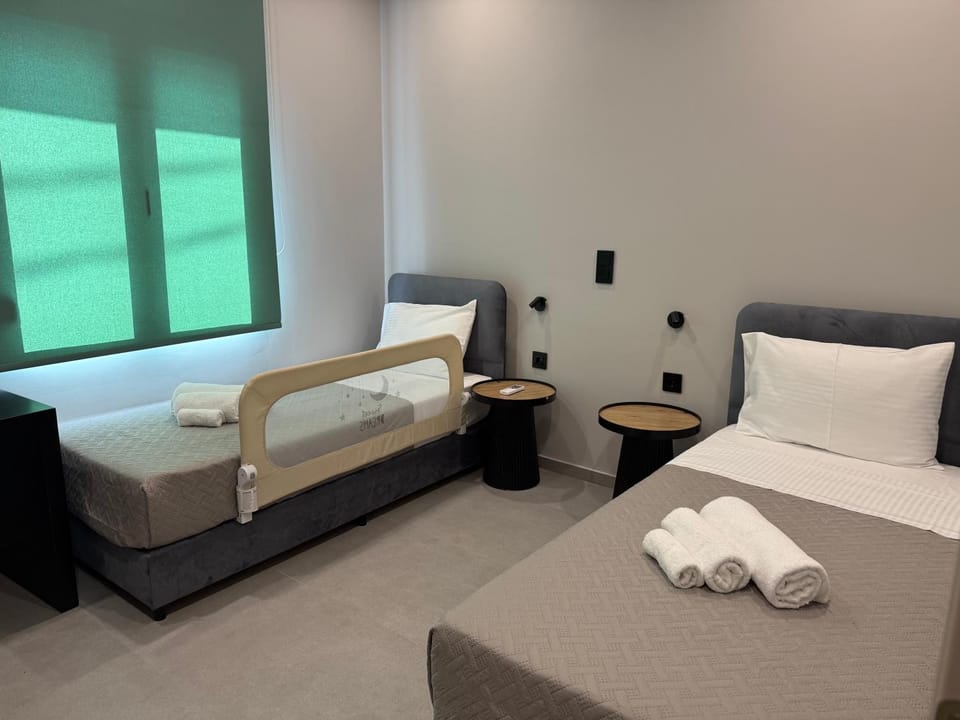 Bed, Photo of the whole room, Bedroom, towels