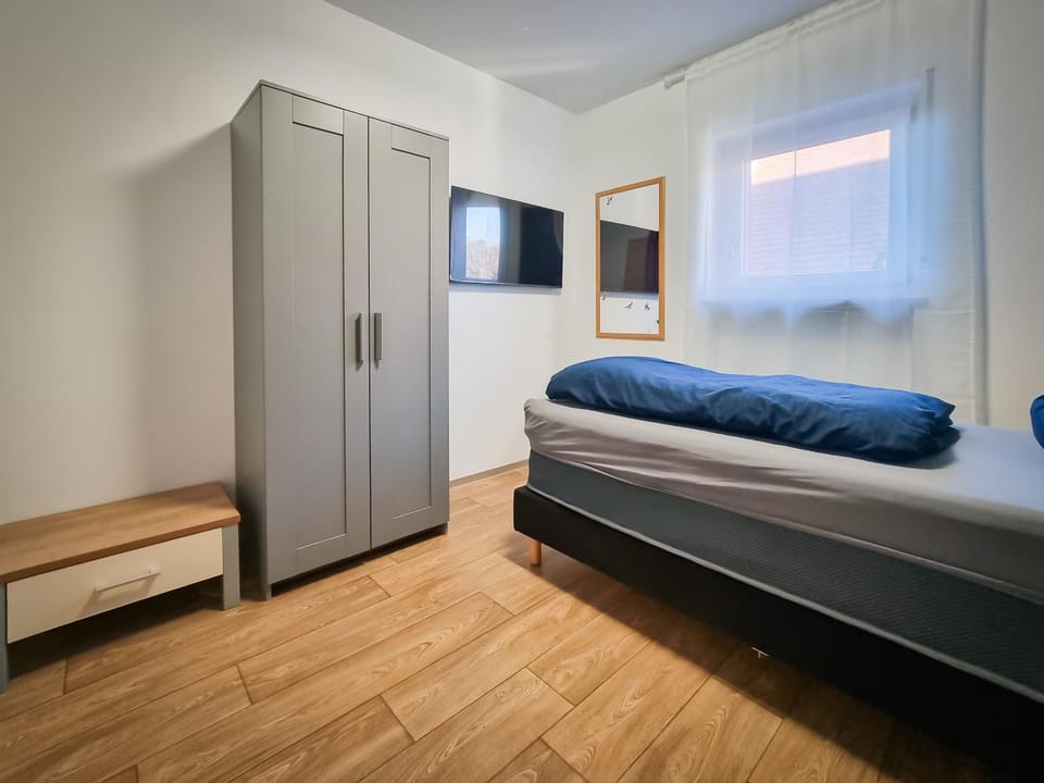 Photo of the whole room, Bedroom, wardrobe