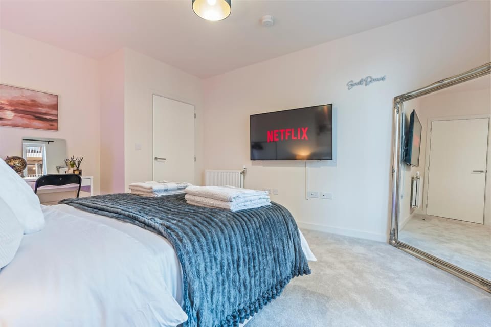 Bed, TV and multimedia, Photo of the whole room, Bedroom, towels