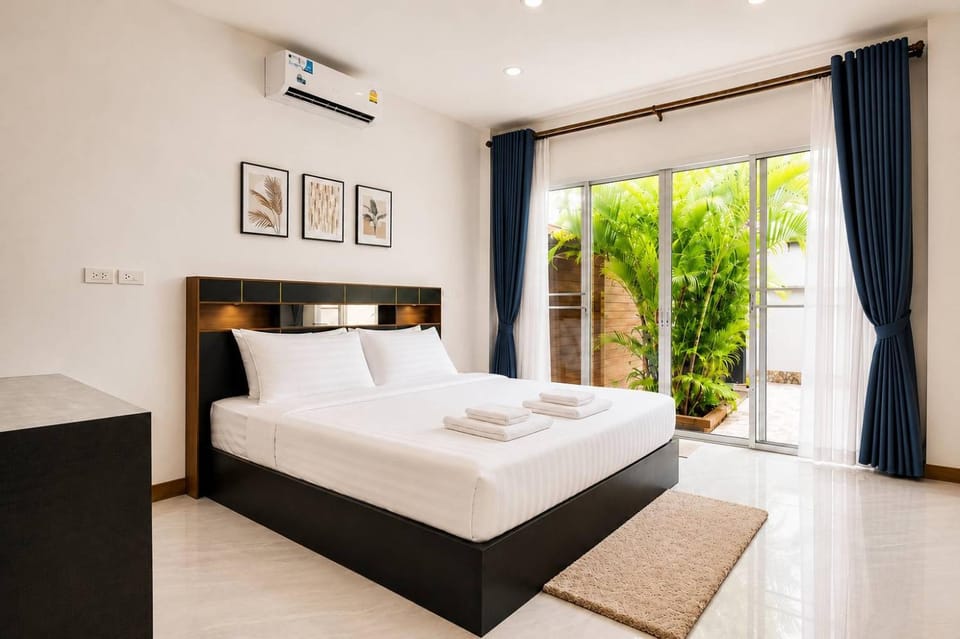 Bed, Photo of the whole room, Bedroom, towels, air conditioner