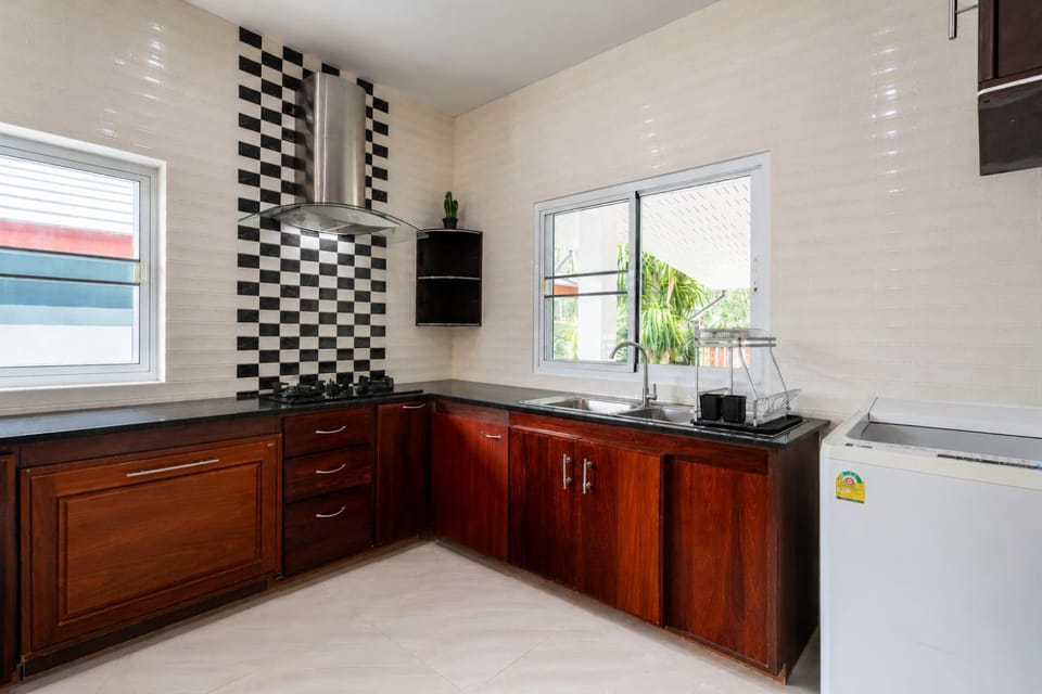Kitchen or kitchenette, stove, washing machine